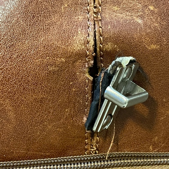 Wilson’s Genuine Leather Bag - Picture 11 of 12